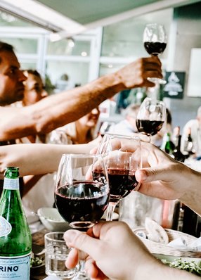 Eine Flasche Sangue di Giuda im Stevergarten